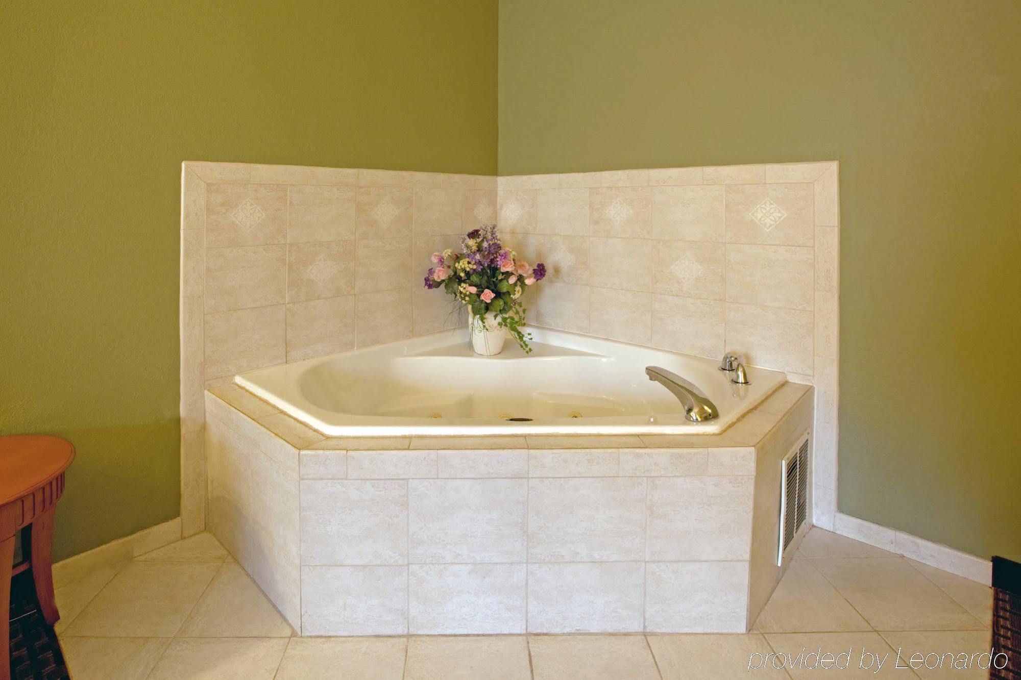 Holiday Inn Express & Suites Charlotte Arpt-Belmont By Ihg Rom bilde