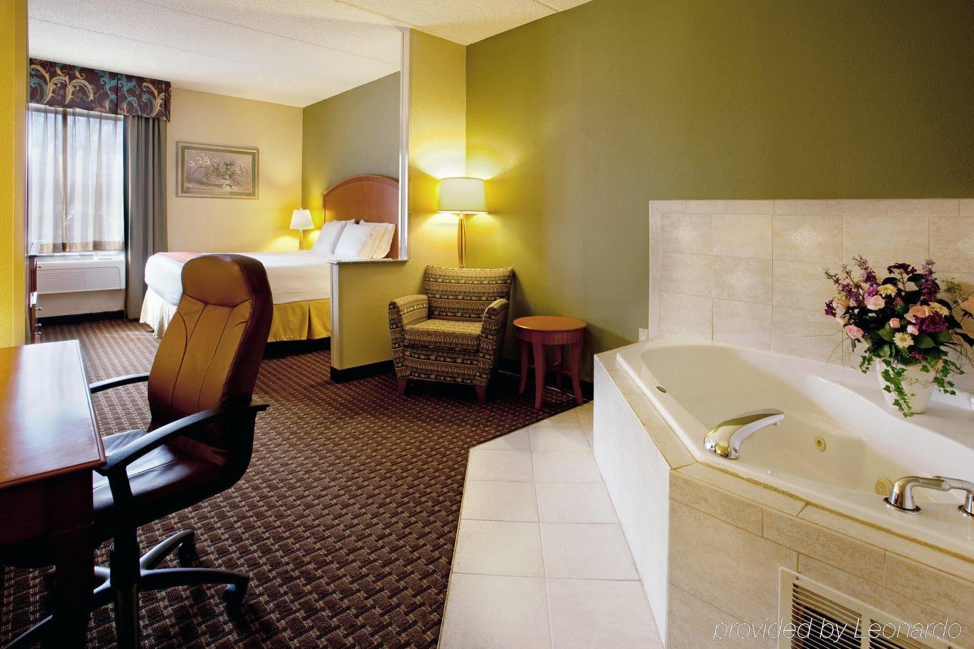 Holiday Inn Express & Suites Charlotte Arpt-Belmont By Ihg Rom bilde